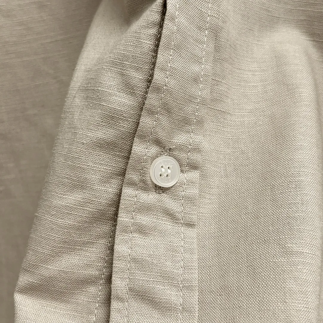 🅿️220 Ralph Lauren/Ralph Lauren early autumn linen embroidered shirt is made of custom-made natural plant fiber linen fabric with a unique bamboo texture. It has a simple and simple beauty. It has a loose fit and a three-dimensional upper body. The lines are smooth and natural. From the shoulder line to the waist line to the hem, the line transition is smooth. There are no unnecessary folds or accumulation. The whole body is neat and stretched. The chest is embellished with the iconic pony embroidery. Simple but highly recognizable. The color transition of the embroidery thread is natural. The stitches are even and uniform in size. The stitches can also connect naturally and the lines are smooth and not stiff. Size: S M L XL